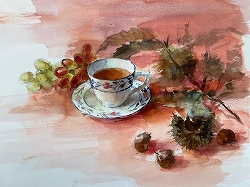 絵柄の付いたカップ&ソーサーと果物