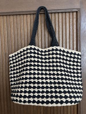 生成りと黒で編む、大人の石垣編みバッグ