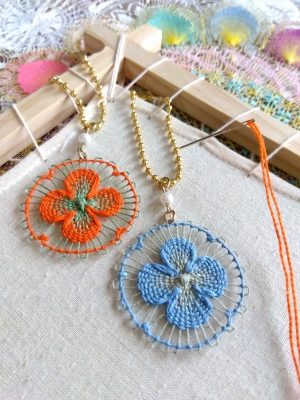 ニャンドゥティの花のキーホルダー〜パラグアイの虹色レース〜