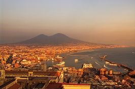 �u���^�����ē��l�E���R�^�l�Ɖf���ŏ���u���E�ΎR�I�s�C�^���A�̉ΎR�v