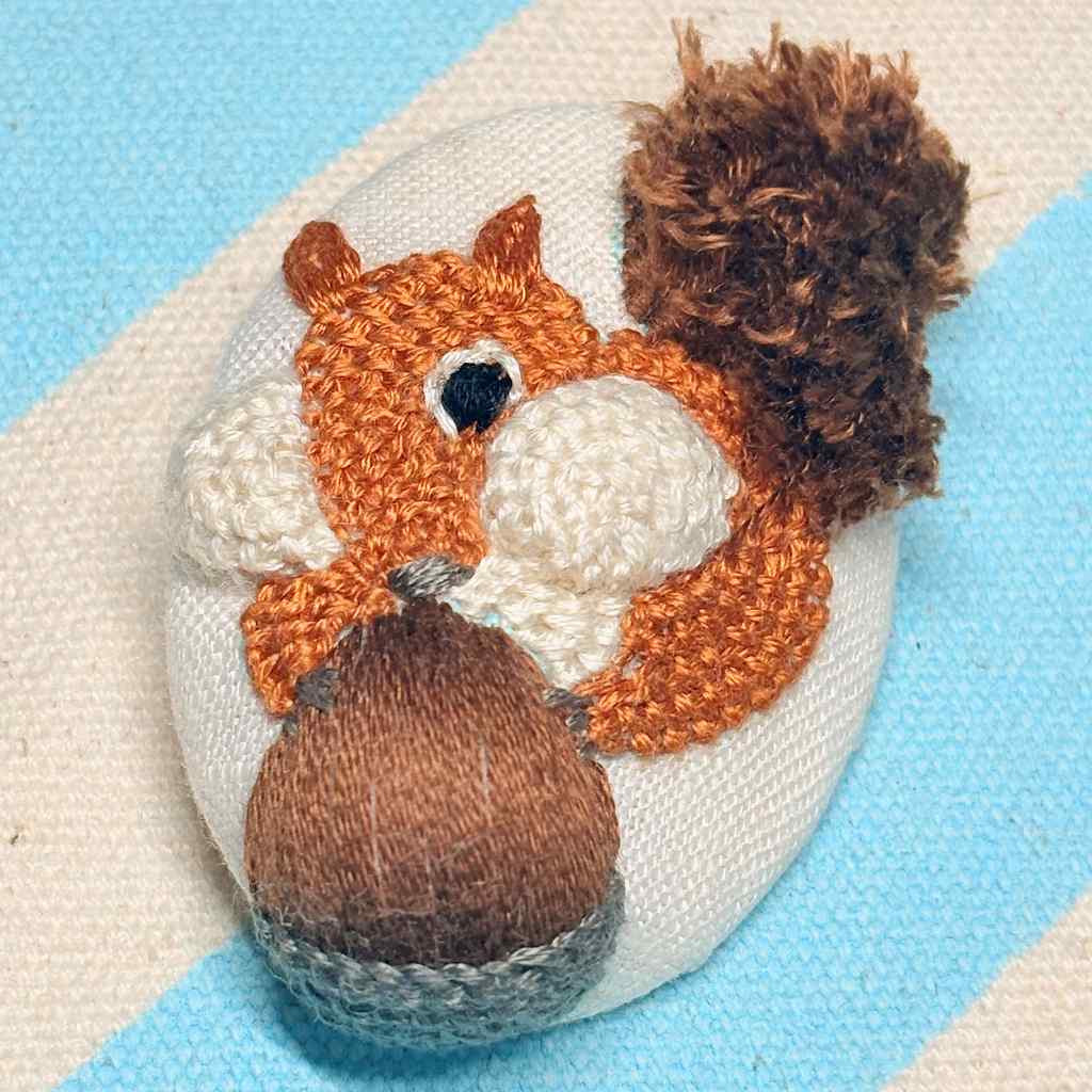 カワイイ!どうぶつ刺繍- どんぐりほおばるリスの立体刺しゅう -